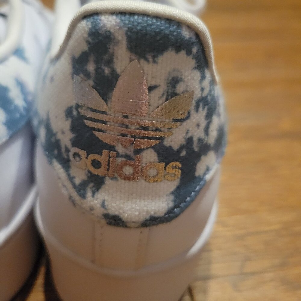NEW Adidas Women's Superstar size 10 light blue floral